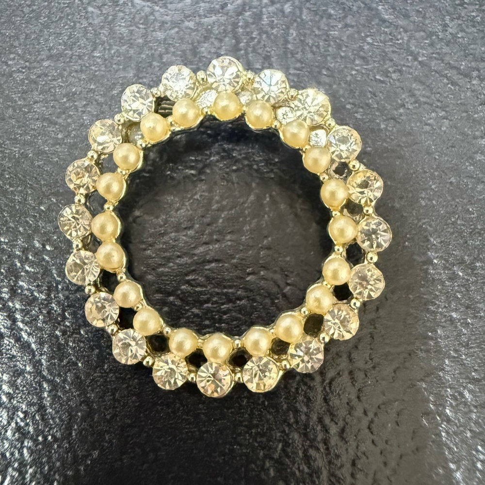 Vintage Classic Faux Pearl/Rhinestone Open Circle Pin